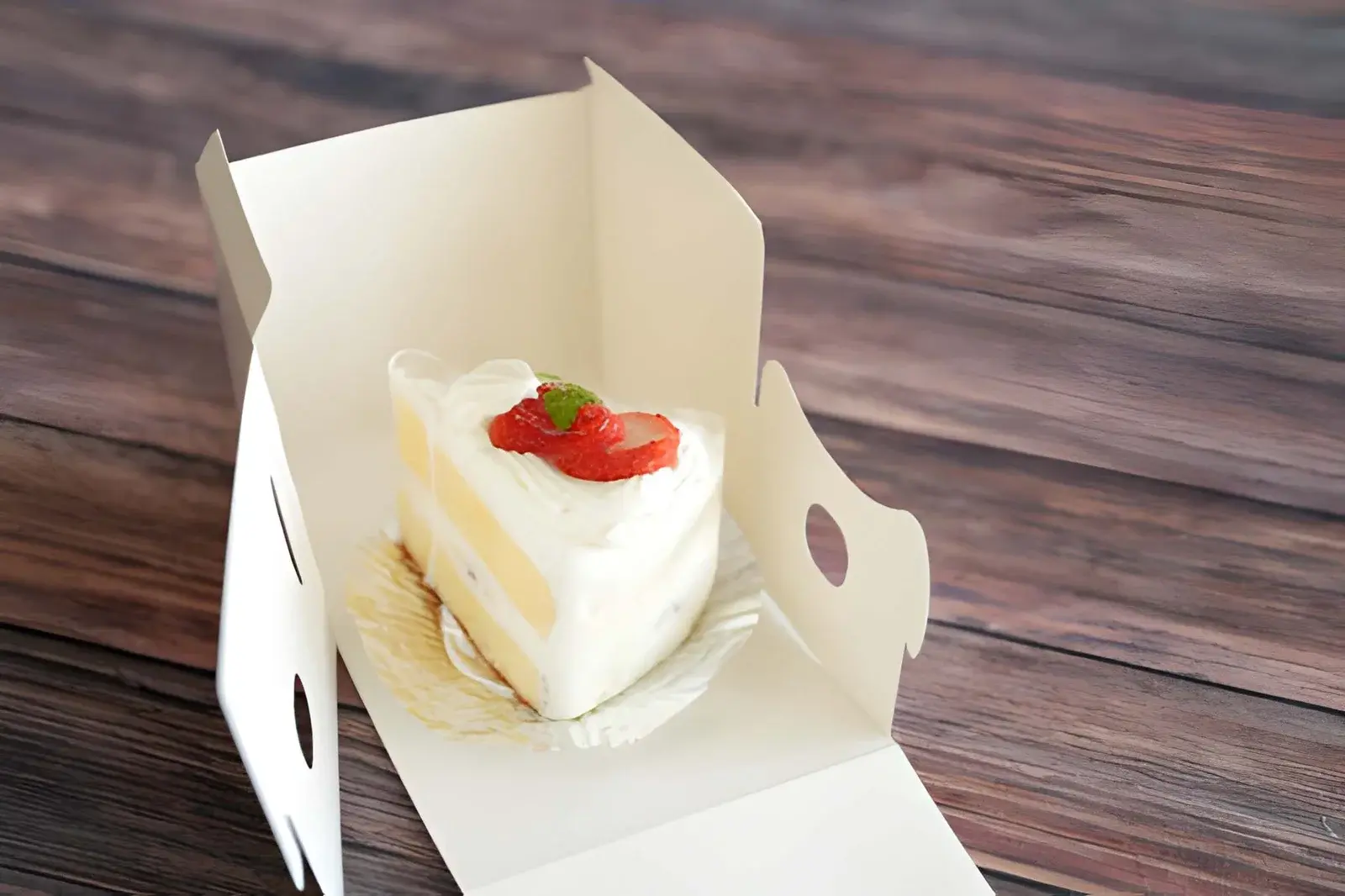 Custom Cake Slice Boxes for Bakery Presentation